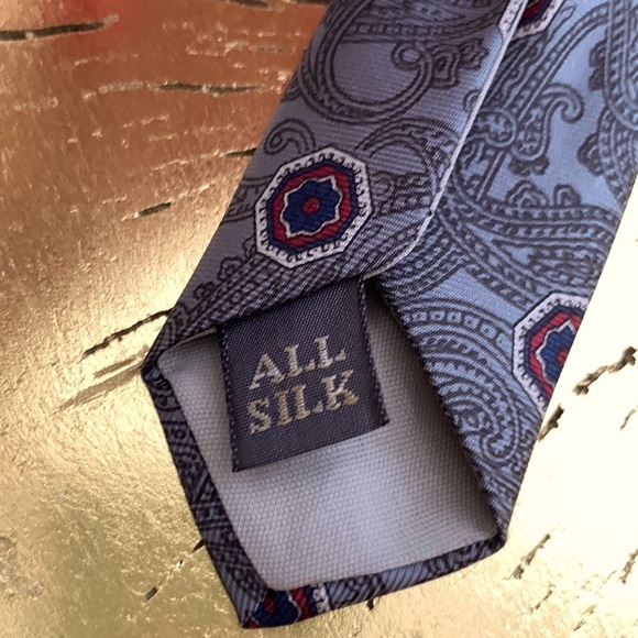 Jones New York Men’s Tie. 100% Silk. Paisley Pattern w/ Navy & Burgundy Accents - Picture 4 of 5